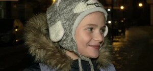 Падающая звезда: девочка, преодолевающая гололед на Андреевском, прославилась в сети