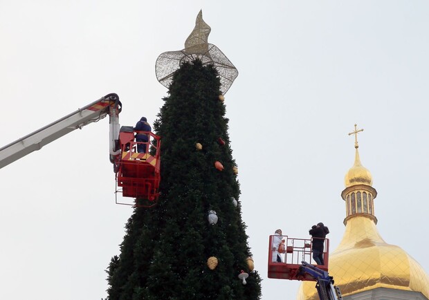 Организатор праздника на Софийской площади объяснил оформление елки - фото: Reuters