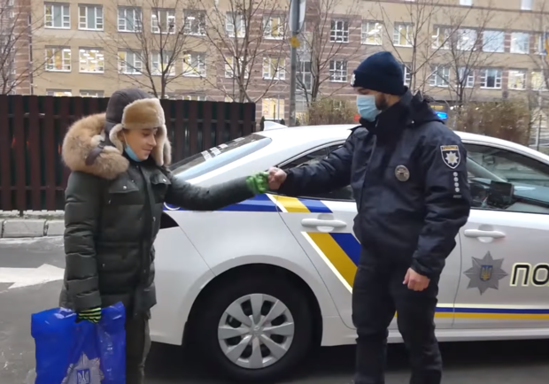 Киевские полицейские оригинально поздравили мальчика с днем рождения. Скрин из видео в Facebook