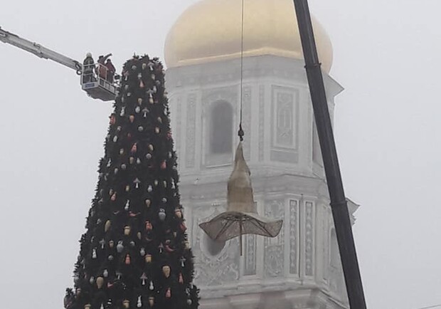 С елки на Софийской площади сняли шляпу. Фото: Олександр Саган