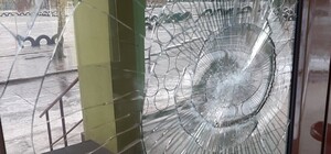 Надоело скользить: на Теремках пожилой мужчина разбил окно школы