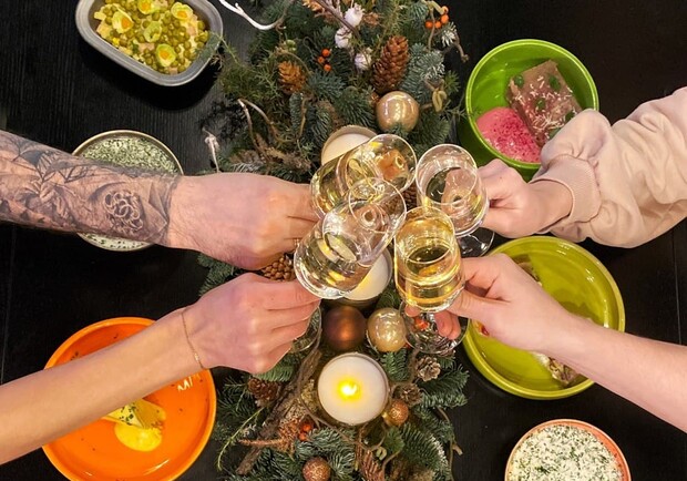 Баранья нога и вегетарианская шуба: какие новогодние блюда в Харькове можно заказать из ресторанов с доставкой 