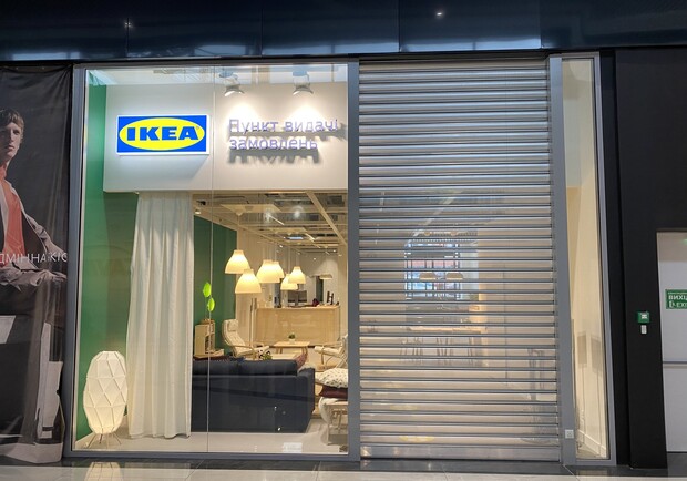 Третью в Киеве точку выдачи IKEA уже обставили фирменной мебелью. Хоть она пока и закрыта, но выглядит очень стильно. Фото: Тарас Яковлєв