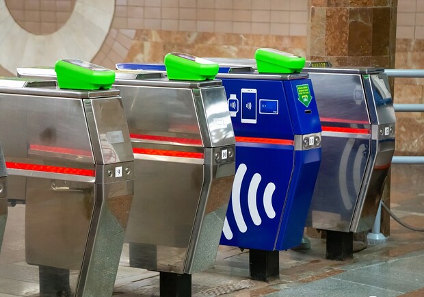 На Салтовской ветке метро установили турникеты для оплаты проезда банковской картой. Фото: Редпост