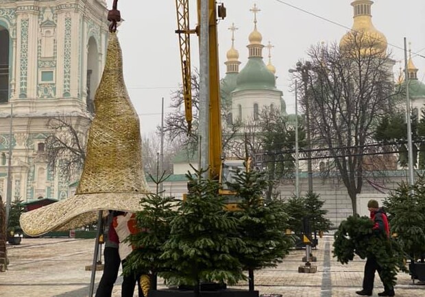 Куда дели "шляпу" с новогодней елки на Софийской площади - фото: interfax