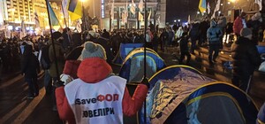 Протест на Майдане: митингующие собирают палатки, но некоторые останутся ночевать