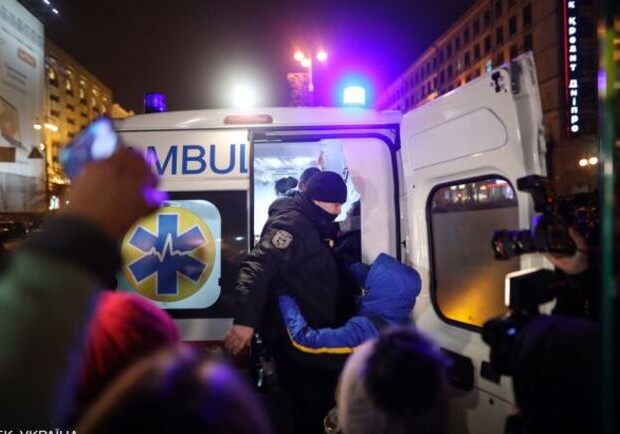 На Майдане троим полицеским протестующие разбили лица. ФОто: РБК-Украина.