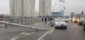 Синхронно: момент падения фонарей на Шулявке попал на видео