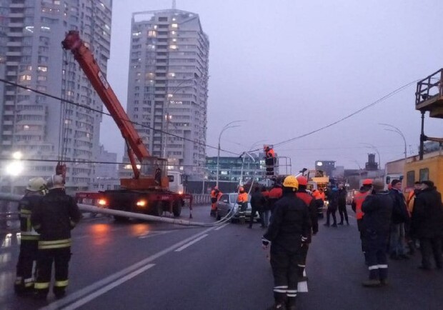 Сколько машин пострадало из-за падения фонарей на Шулявском мосту - фото: КГГА