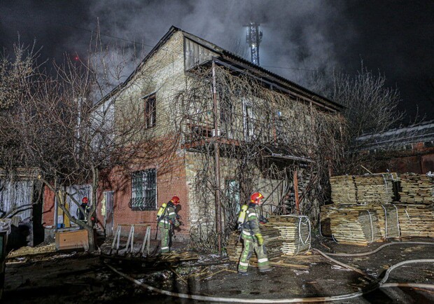 В Киеве сгорело двухэтажное здание, два человека погибли - фото: kyiv.dsns