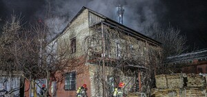 Всего лишь окурок: в Киеве сгорело двухэтажное здание, два человека погибли