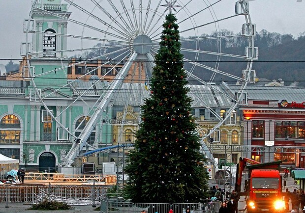 На Контрактовой площади установили и украсили елку. Фото: "Вечерний Киев"