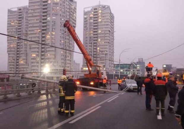 Инженер объяснил, почему фонари на Шулявском мосту упали - фото: kyiv.gp.gov