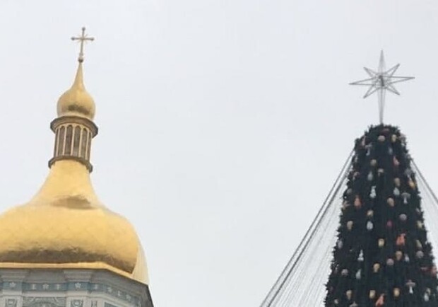 Главную елку страны украсили рождественской звездой. Фото: "Киев Лайф"