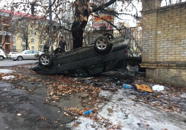 В киеве жители Соломенского района перевернули неправильно припаркованную машину. Фото: Валентин Милованов