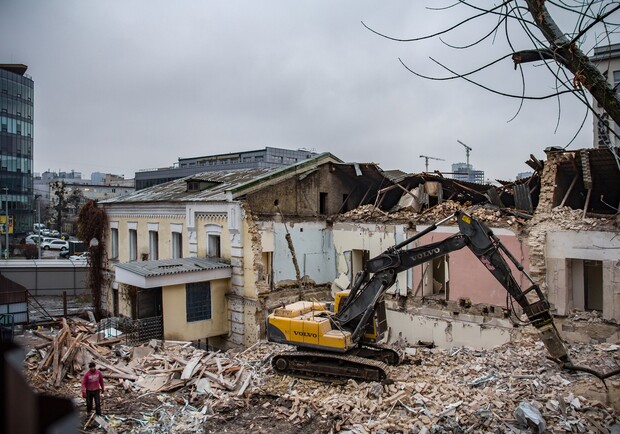 В Киеве под Байковой горой сносят здание которому 140 лет - фото: Facebook