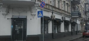 Фасады старого Киева: еще одну улицу на Подоле очистили от рекламы