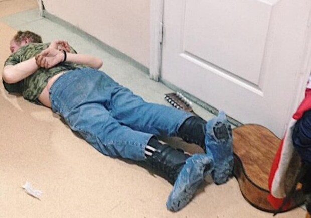 Пьяный мужчина с гитарой ворвался в операционную больницы скорой помощи. Фото: Муниципальная охрана.