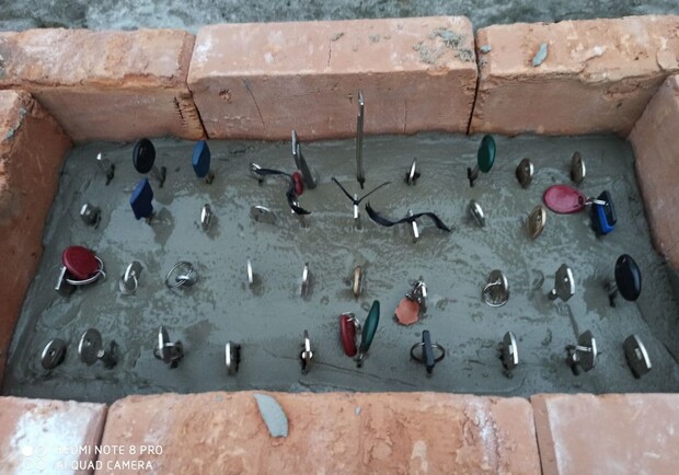 Жители взорванного дома на позняках простились с погибшими соседями и своим жильем, установив мемориал. Фото: "Сегодня"