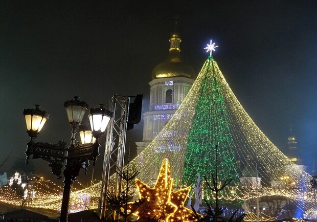 Главная елка страны в Киеве очень похожа на новогоднюю елку в Москве. Фото: Пикабу.