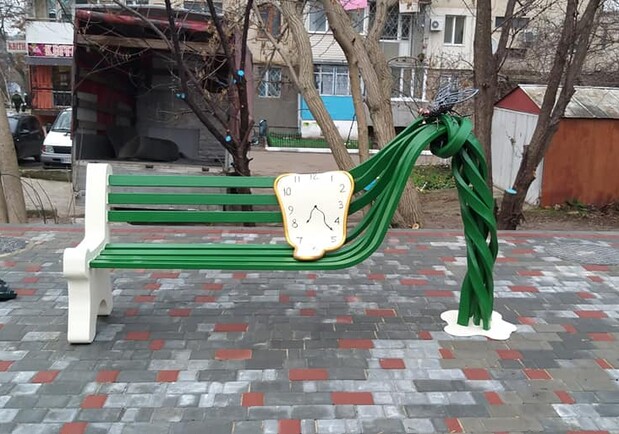 В стиле работ Сальвадора Дали: под Одессой установили необычную скамейку. Фото Людмилы Прокопечко