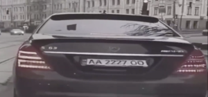  В Киеве поймали Mercedes, у которого на ходу меняются номерные знаки