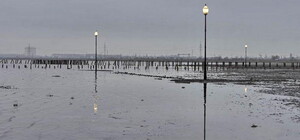 Инсталляция: на Куяльнике появились фонари в воде 