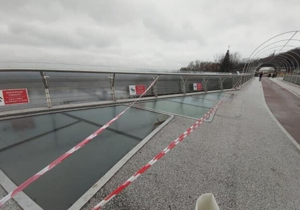 Стекло на "мосту Кличко" разбили не вандалы. Фото: Facebook "Киевский городовой"