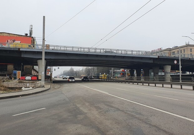 Названа реальная причина падения столбов на Шулявском мосту. Фото: Дмитрий Макогон Facebook.