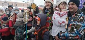 Передача Вифлеемского огня и пение колядки: в Харькове открылся 
