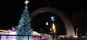 Каток, елка и одуванчики: возле арки Дружбы народов появилась праздничная локация