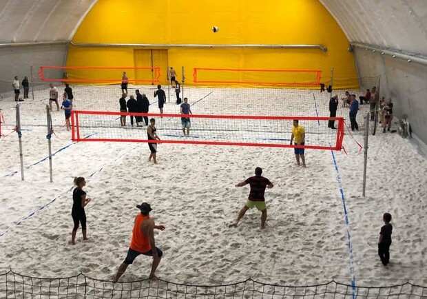 В Киеве открыли крытую площадку для игры в пляжный волейбол - фото: Facebook