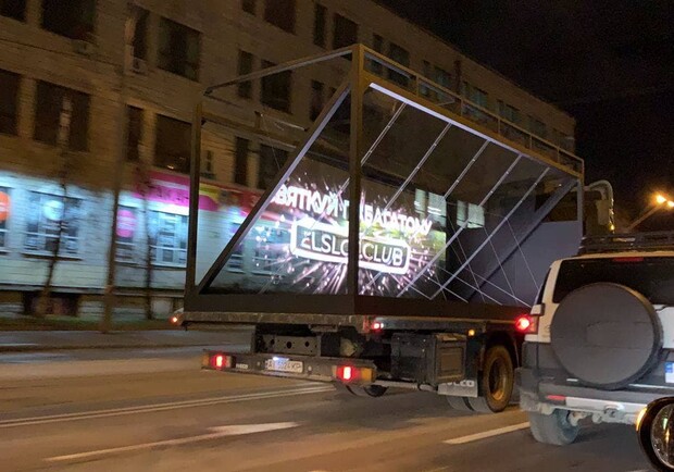 Яркая реклама и уникальные технологии: в Киеве заметили необычный грузовик - фото