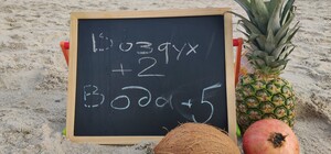 Проводили старый год: одесские моржи массово искупались в Черном море