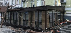 Давно пора: летнюю площадку ресторана возле Золотых ворот снесли