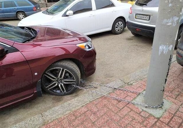Изобретательный водитель приковал свое авто к столбу - фото: Facebook