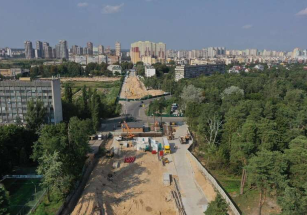 Жители дома на Виноградаре жалуются, что из-за строительства метро на здании появились трещины. Фото: vesti.ua