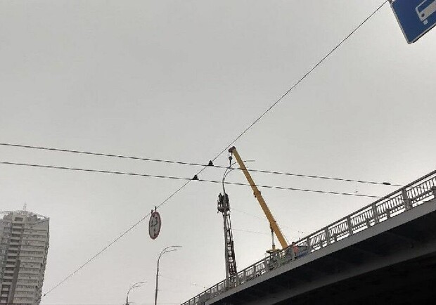 На Шулявском путероводе начали устанавливать опоры электроосвещения - фото: apnews.com.ua