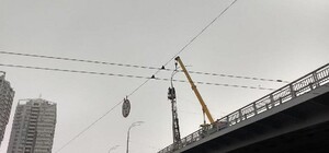 Дубль два: на Шулявском мосту начали устанавливать фонарные столбы