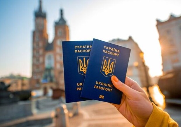 На сколько: платный безвиз для украинцев отложили - фото