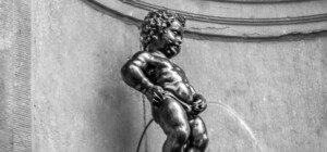 Зато работает: под домом на Теремках установили сигнализацию от любителей справить нужду