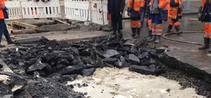 Марианская впадина: в Голосеевском районе посреди дороги образовалась яма