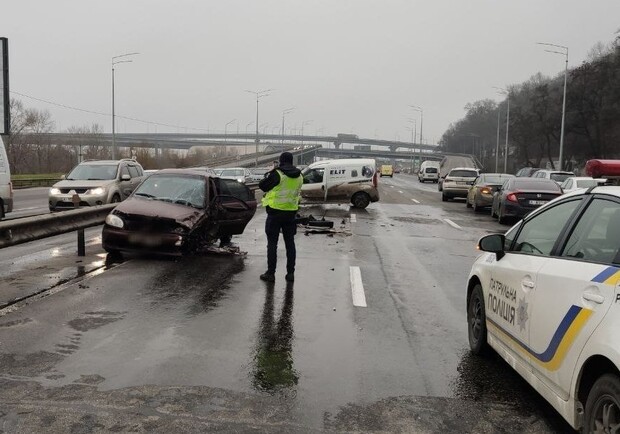 На Надднепрянском шоссе столкнулись 5 машин. Фото: Патрульная полиция
