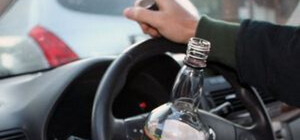 Непростой человек: неизвестный решил заехать под новогоднюю елку на автомобиле