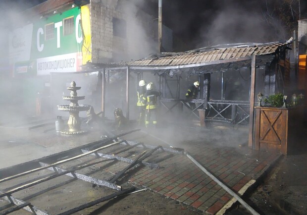 В Голосеевском районе полностью сгорело кафе. Фото: ГСЧС.