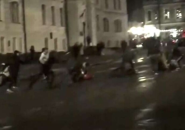 На Контрактовой площади жестоко побили представителей ЛГБТ-сообщества - фото: Магнолия-ТВ