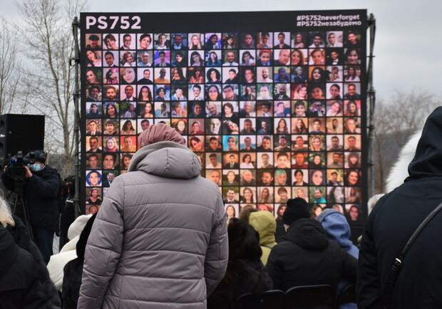 В Киеве открыли сквер в честь погибших в авиакатастрофе под Тегераном. Фото: Facebook Sofiya Shovikova
