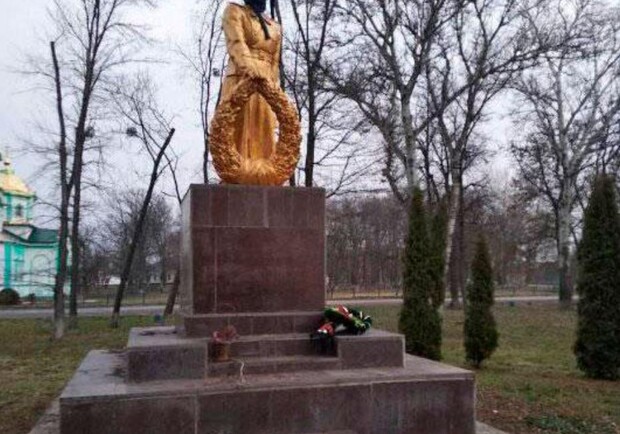 Вандалы осквернили братскую могилу на Полтавщине. Фото: https://pl.npu.gov.ua/