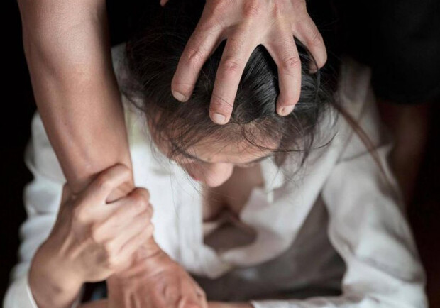 В Васильевке мужчина изнасиловал 12-летнюю девочку. Фото: Getty Images