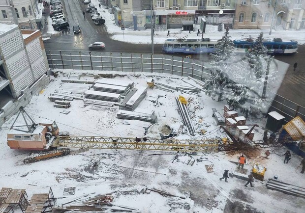 На вагончик рабочих: в центре Харькова рухнул строительный кран - фото